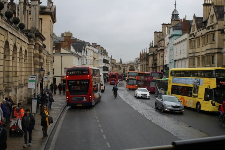 Et puis finalement on prend le bus à deux étages pour aller à l'usine Mini