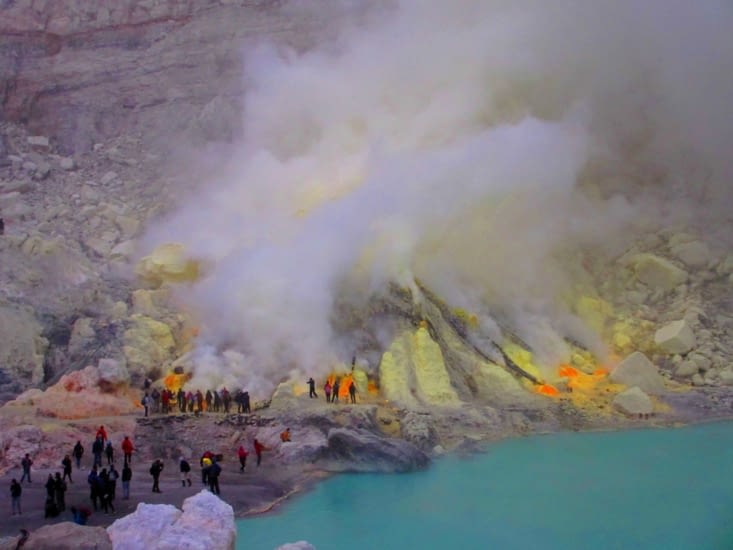 Vapeur de soufre et lac acide à l'intérieur du volcan