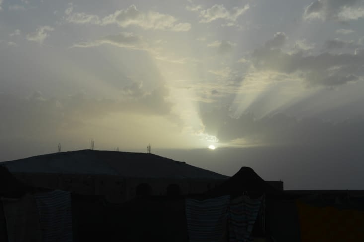 Levée du soleil dans le désert