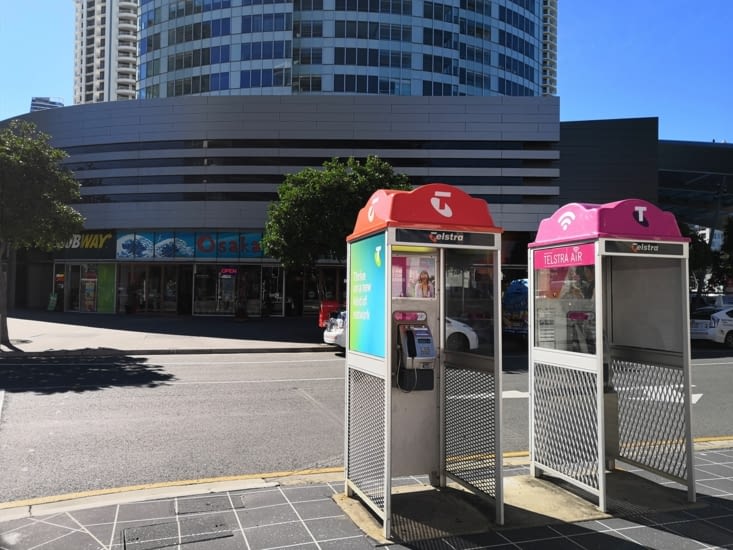 Dans les rues se trouvent des cabines téléphoniques