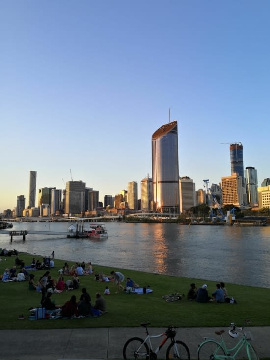 En marche avec Dawn vers South Bank où Brisbane River of light se tient