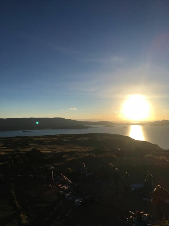 Couché de soleil au sommet de la montagne de l’ile Amantanie