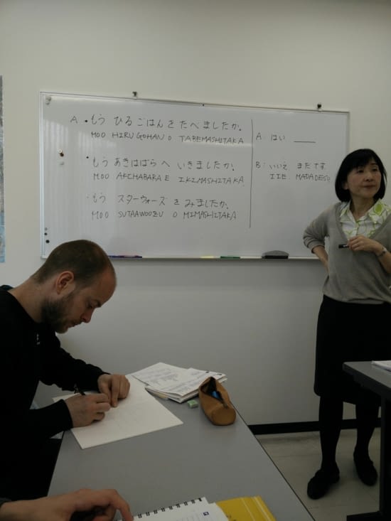 En cours ce matin -> pour mon Papa : essaye de comprendre le mot en bas à gauche "Sutaaawoozu" (indice : titre d'un film hihi)