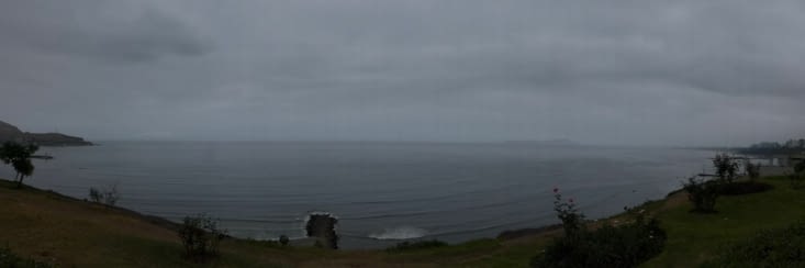 Océan Pacifique sous la brume limanaise