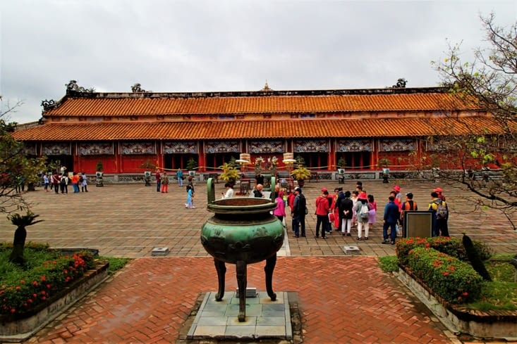 A l'intérieur du temple, il y 10 autels, un pour chaque empereur de la dynastie Nguyen.
