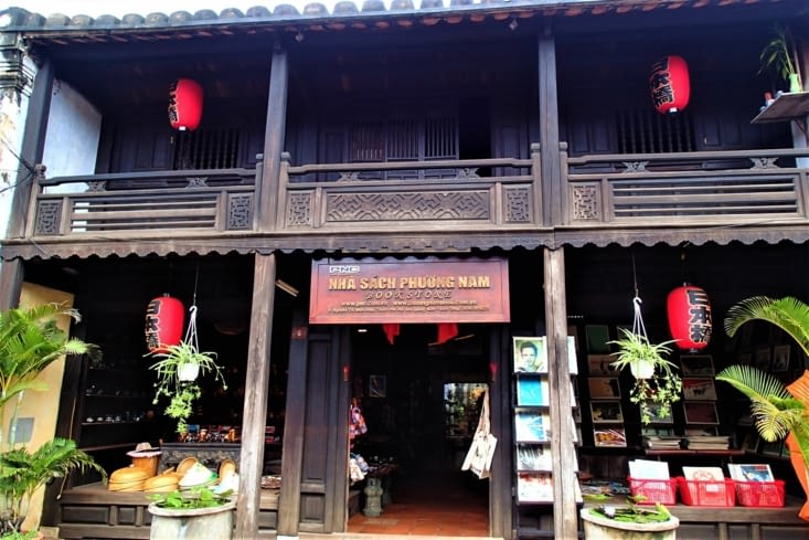 Il s'agit souvent d'anciennes maisons de commerçants français, chinois ou japonais.