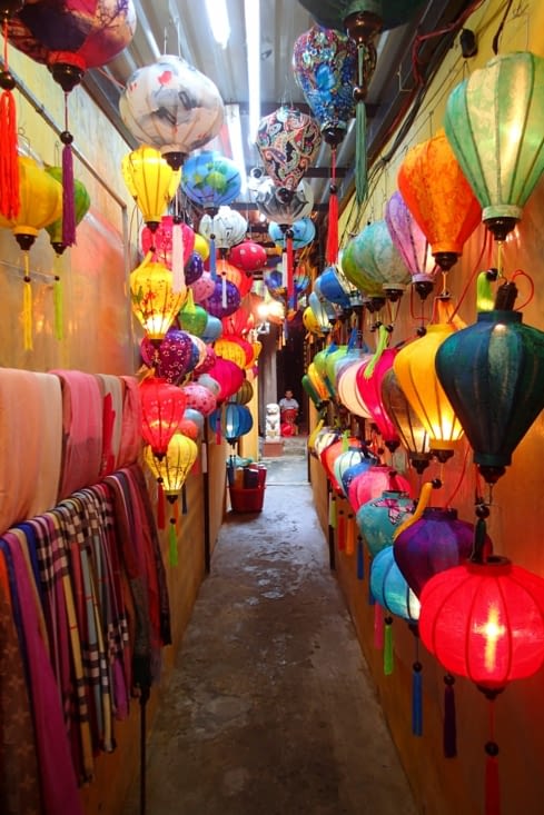 Hoi An est également connue pour ses lanternes. Le soir la ville est illuminée.