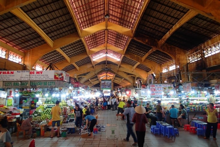 Marché Ben Thanh. Le plus vieux, le plus grand et le plus animé des marchés de Saigon.