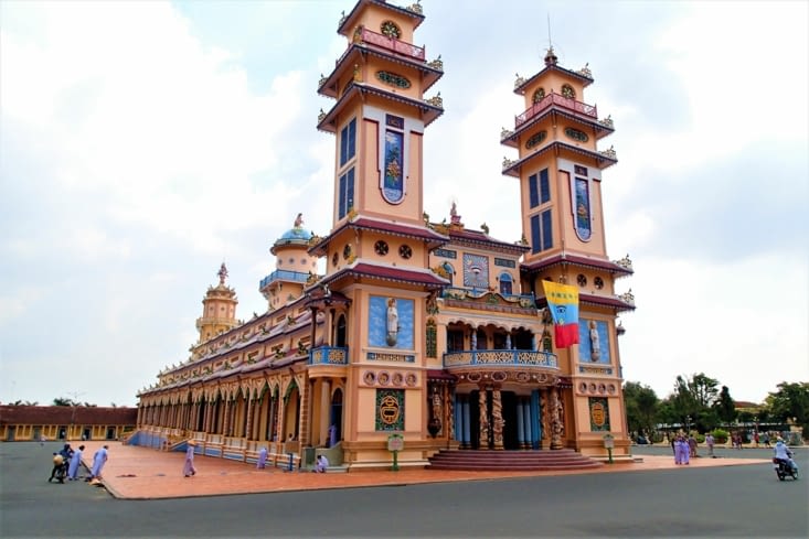 Voilà l'église/temple du truc le plus bizarre qu'on ai vu au Vietnam : le caodaïsme.