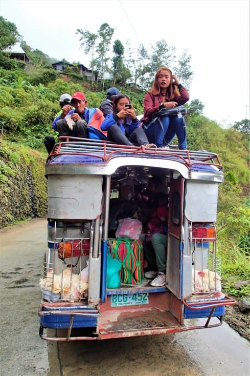 Allez hop on repart dans une autre jeepney blindée avec des poules à la place des phares.