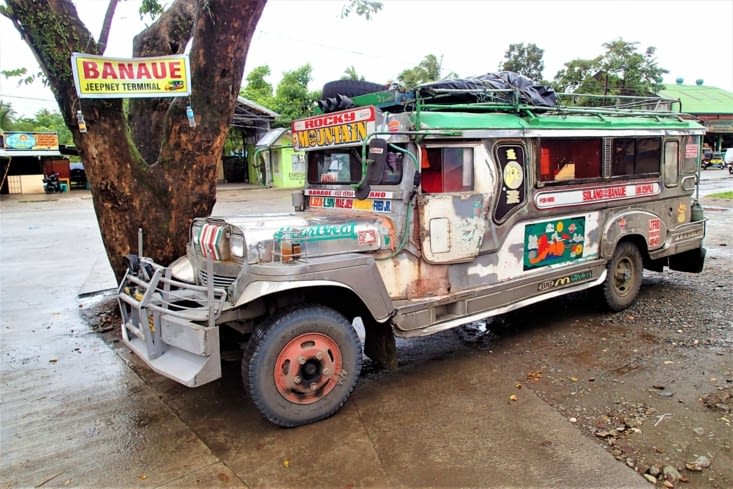 On teste un nouveau moyen de transport très répandu aux Philippines : la jeepney.