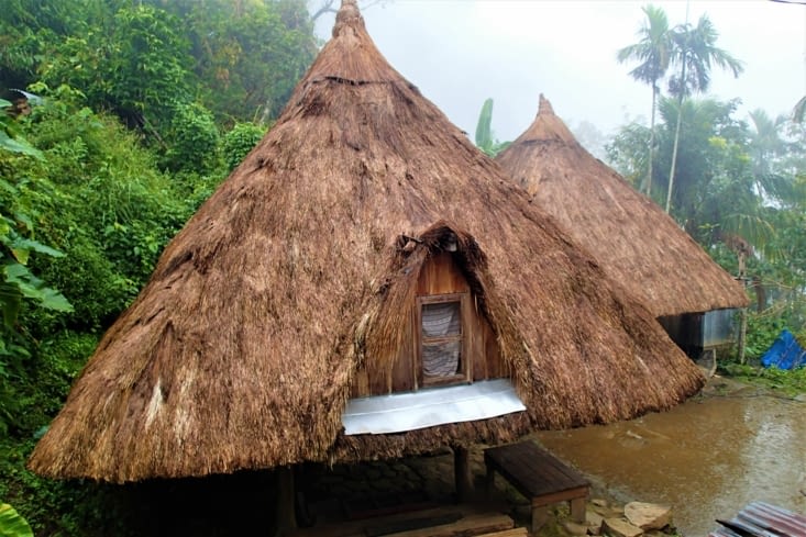 On trouve encore quelques maisons traditionnelles au milieu des rizières.