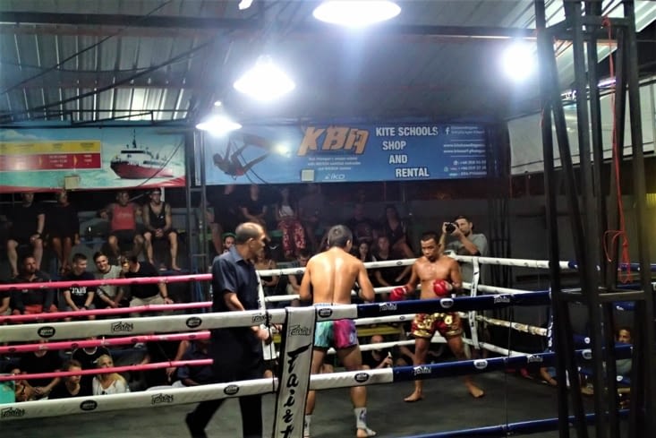 Le soir c'est boxe thaïlandaise. Les gars ne sont pas épais mais ils ne font pas rigoler !