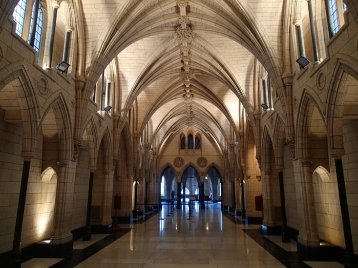 Corridors intérieurs du Parlement. Ça va vous suivez toujours ;-) ?