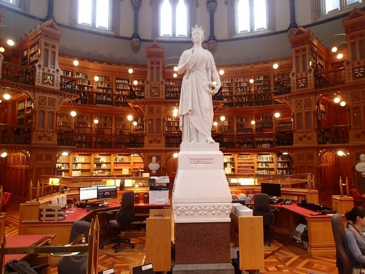 Intérieur de la bibliothèque avec "l'honorable reine Victoria" comme ils disent.