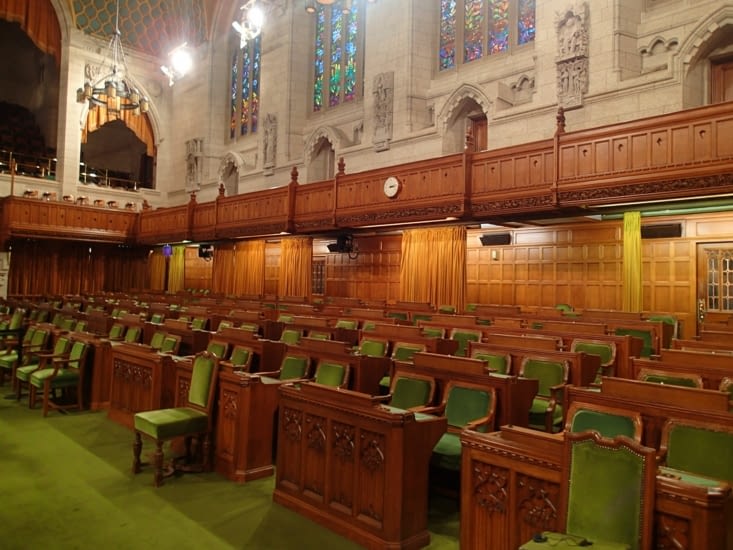 La très moche Chambre des communes (face à face des députés entre majorité et opposition).