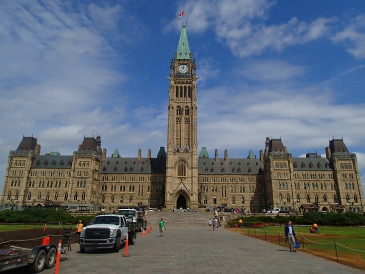Édifice du centre qui contient l'actuel Parlement (Chambre des communes et Sénat).