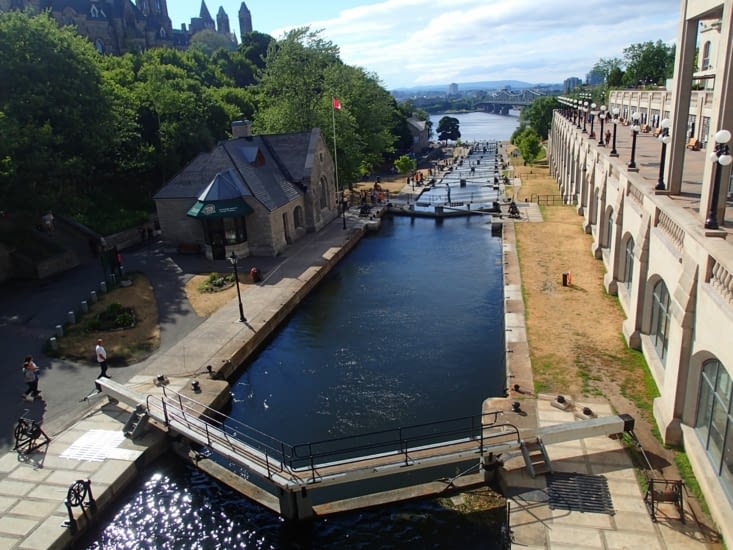 Un bout du canal Rideau créé en 1832. Seul monument classé à l'UNESCO en Ontario.