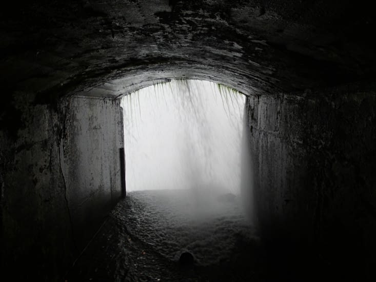Journey behind the falls. Un tunnel a été construit derrière les chutes. Sympa :-)