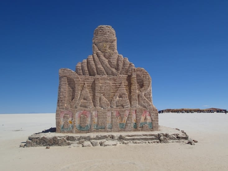 Petite monument en sel pour célébrer le passage du Dakar en 2016.