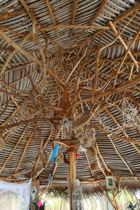La charpente du toit du fare pote (maison principale) fait par Alain. Magnifique !