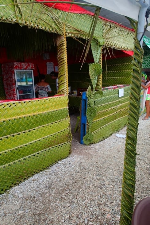 Festival du Farerei Haga ! Chaque stand est décoré par des feuilles de palmier tressées.