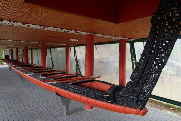 Un waka. Bateau traditionnel maori pour voyager d'île en île.