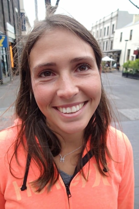 Oula t'as de sacré pochettes sous les yeux Lucie. Je te prends en photo !