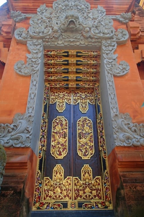 Chaque partie du temple est richement travaillée et décorée. C'est super beau !