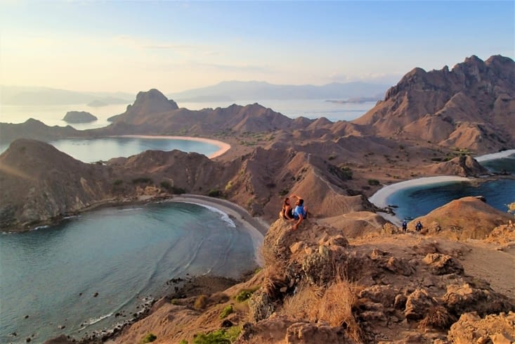 Vue panoramique sur 3 baies avec sable noir, sable rose et sable blanc ? Incroyable !