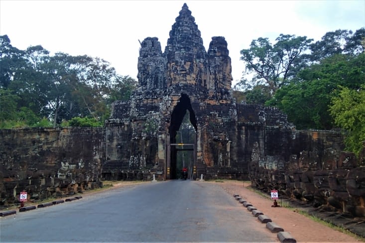 Même les accès aux temples sont super beaux. Là il s'agit de la porte sud d'Angkor Thom.