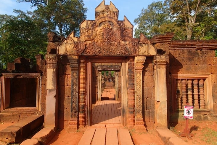 Ou encore l'entrée du temple des femmes Banteay Srei.