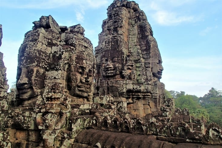 Sa particularité : les visages gravés dans la roche à différents endroits du temple.