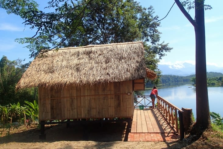 Voici notre petite cabane en bambou au bord du lac. On ne se lasse pas de la vue !