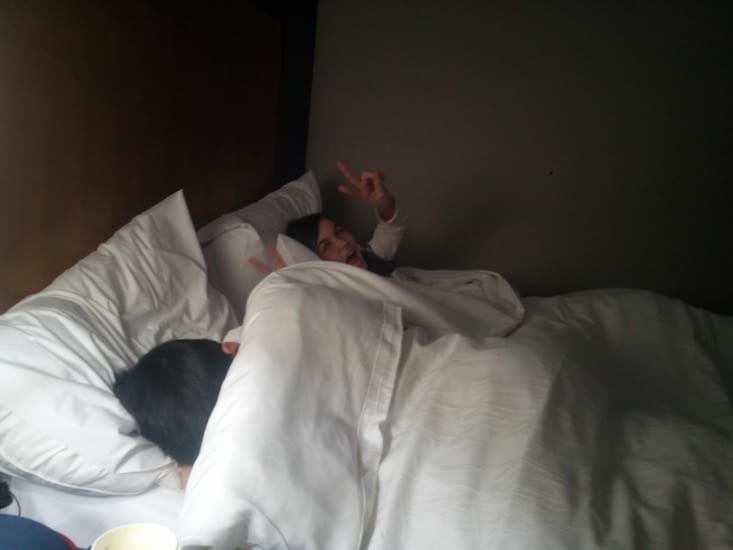 Après 25h debout ou assise mais sans dormir du tout, Léna est encore en forme...de cernes !!!