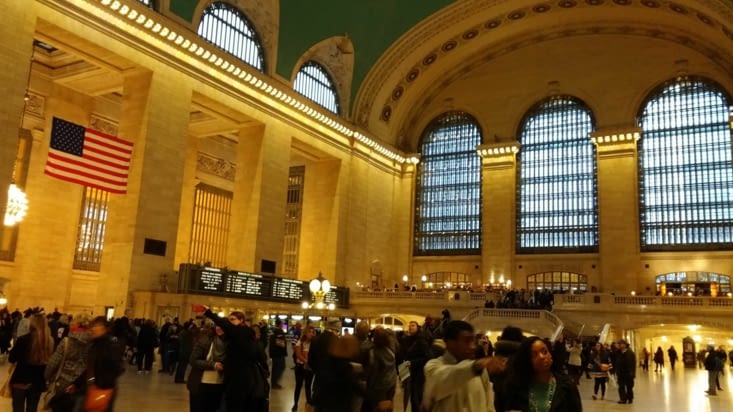 L'interieur de la gare Grand Central Terminal. Deux étages en souterrain abritent des zones commerciales et de restauration. On y trouvede tout.