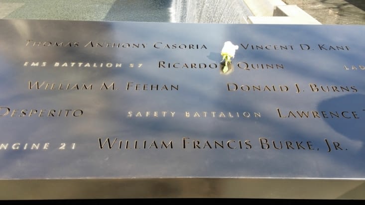 Et aux 3000 morts dont les noms sont gravés ds le métal autour du monument.