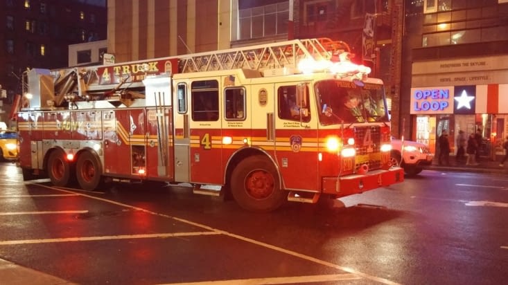 En plein centre ville, ces camions filent sirènes hurlantes dans toutes les rues.