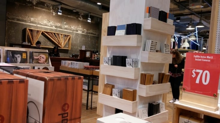 Une boutique avec des objets improbables  :  des enveloppes a2 poster contenant une vieille k7 audio avec des enregistrements surprises... Des objets high tech ou insolites...