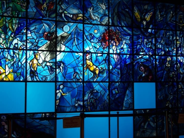 Le vitrail de Chagall : La Paix, en partie en réfection. En tant que normand, on pense au vitrail de Braque : l'arbre de Jessé, à Varengevlle, le même bleu ... Pas loin de NYfinalement !