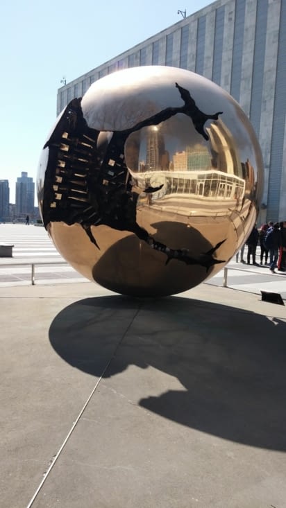 Sphere within Sphere par Arnoldo Pomodoro,  sur le parvis de l'ONU