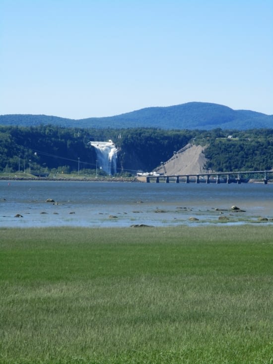 Vue sur la chute de Montmorency de l'autre côté du fleuve