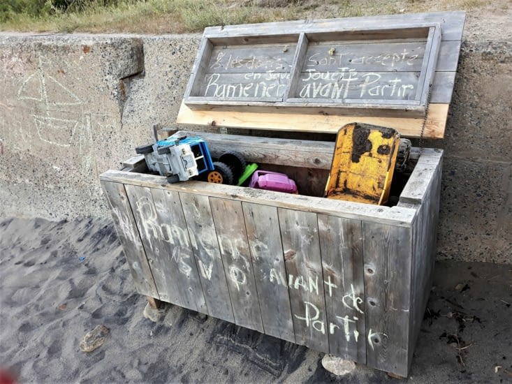 Coffre à jouets sur la plage