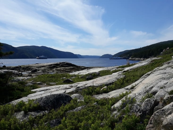 On aperçoit le traversier pour Baie Sainte Catherine qu'on prendra à notre départ