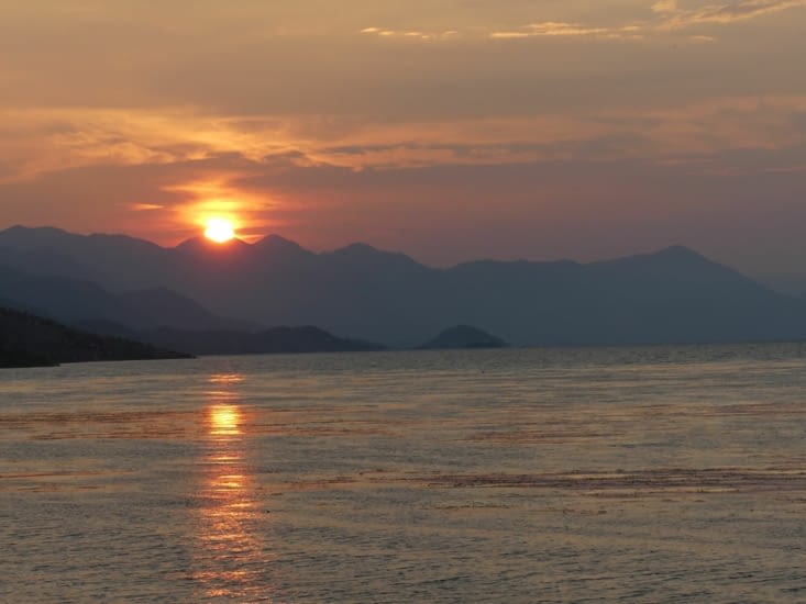 Coucher de soleil sur le lac à partir de Shirokë