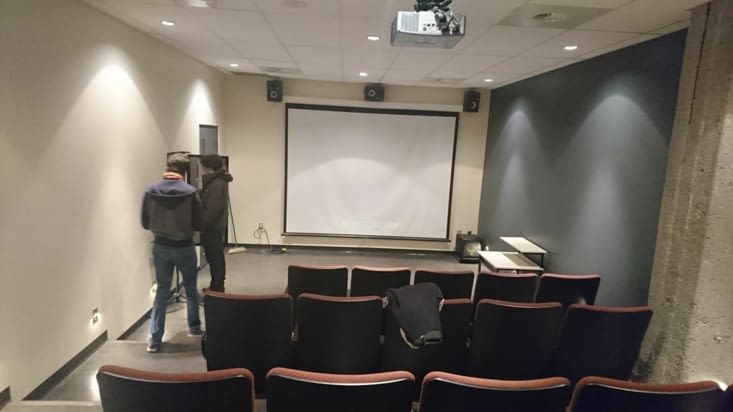 Séance "cinéma" grâce à la salle de visionnage audiovisuelle de l'école