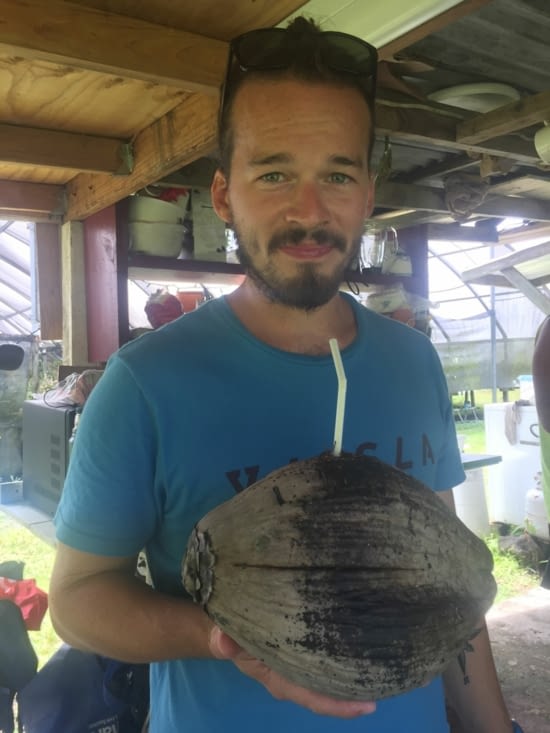 Quentin perce la noix de coco pour boire son eau