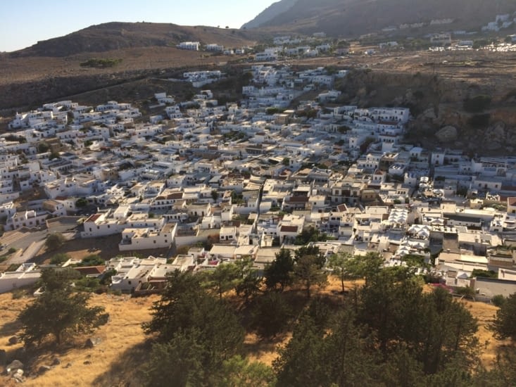 Village vue des escaliers qui montent vers l’acropole