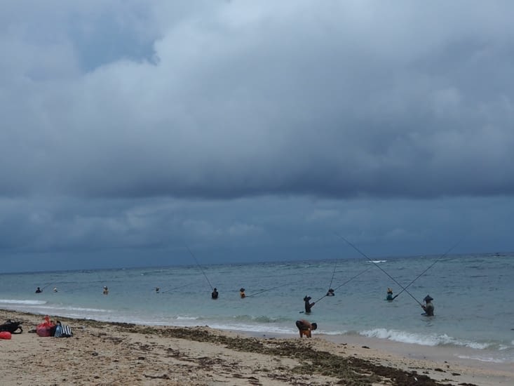 Des pécheurs en mer à Lombok