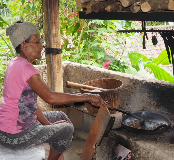 Une cuisinière qui fait griller le café